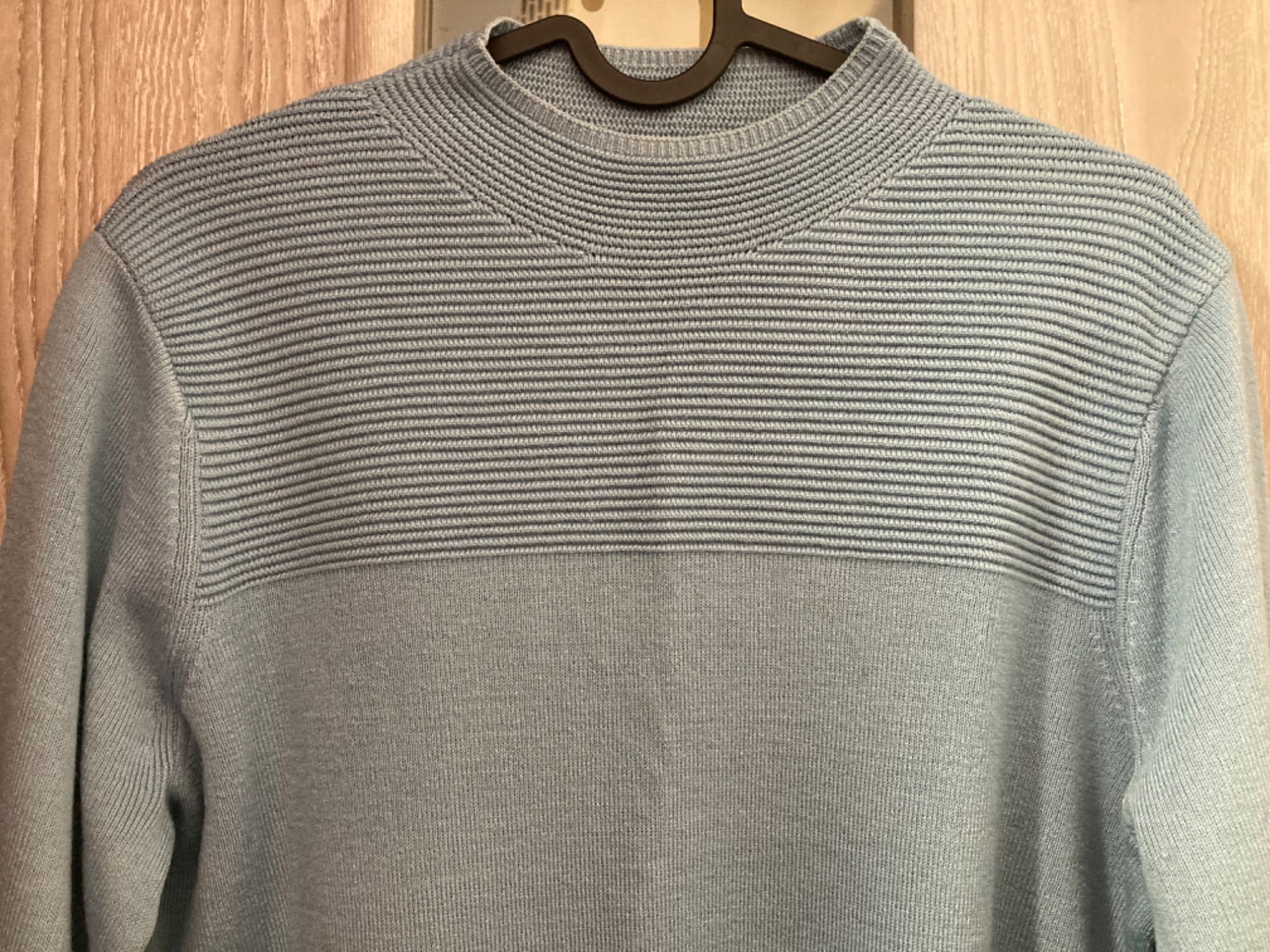 Sweter prosty klasyk w gołębiowym kolorze