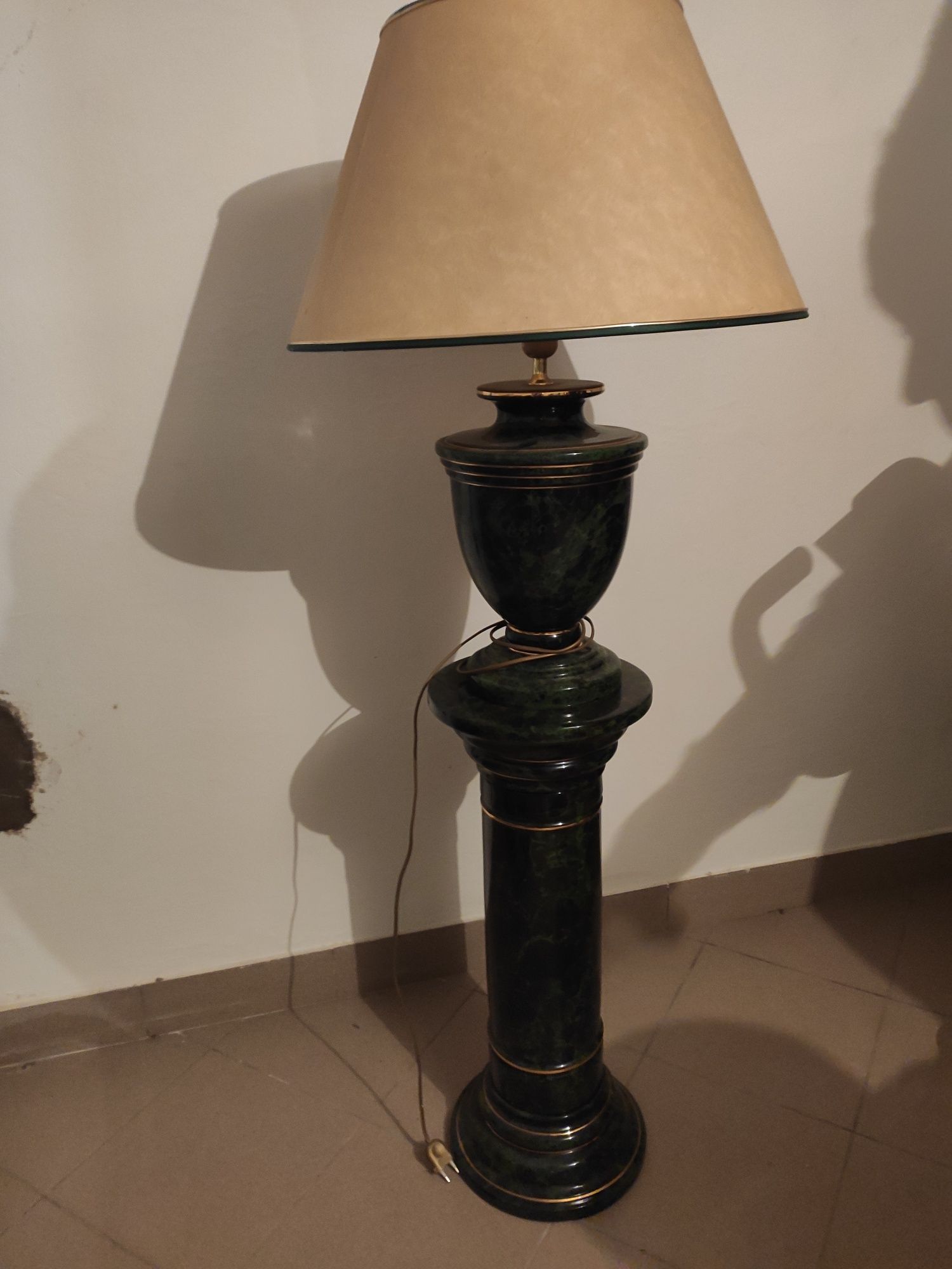 Duża lampa z abażurem