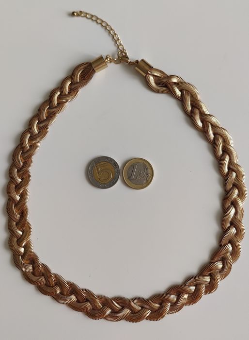 Naszyjnik - złoty łańcuch - biżuteria sztuczna.