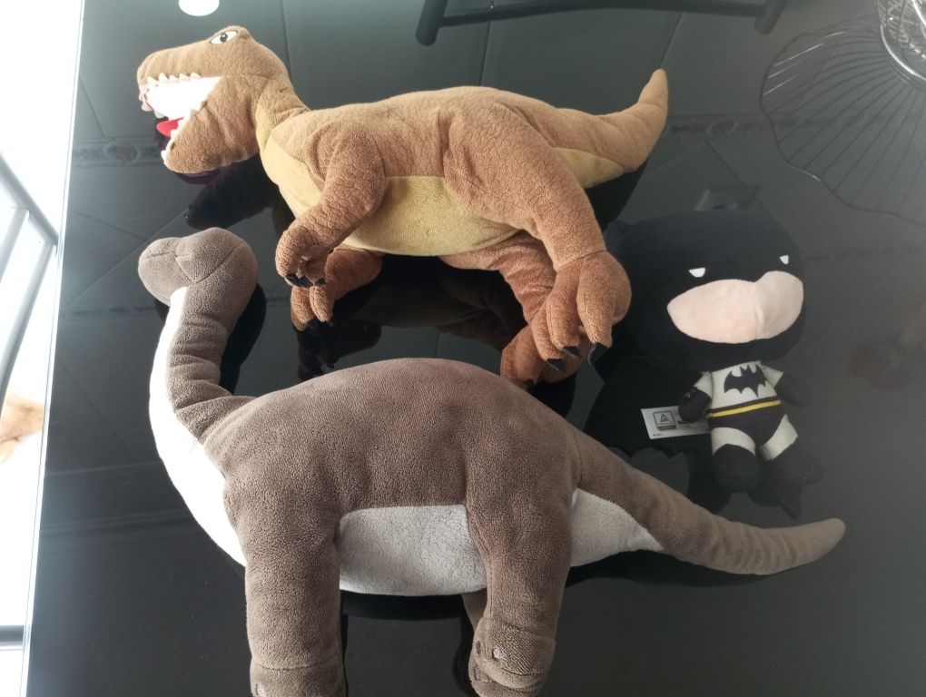 Peluches de dinossauros e Batman