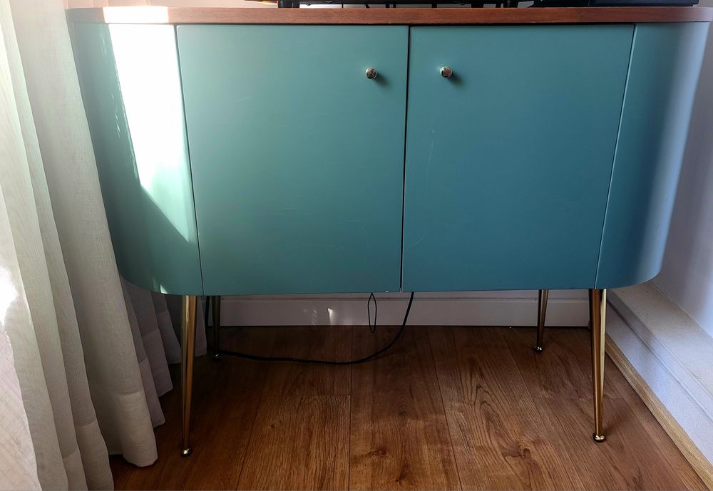 Aparador/ móvel laredoute esverdeado com pés dourados