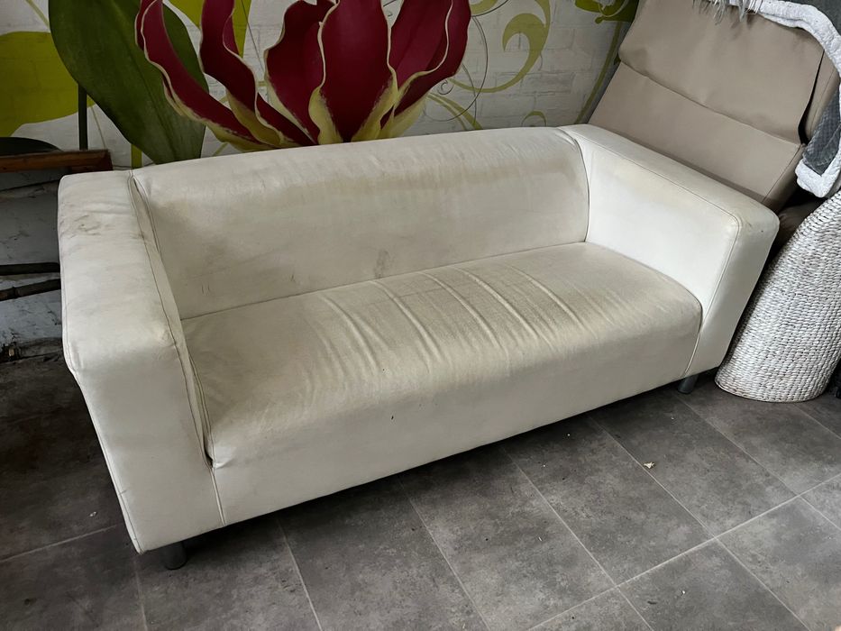 Biała wygodna sofa, wymaga czyszczenia