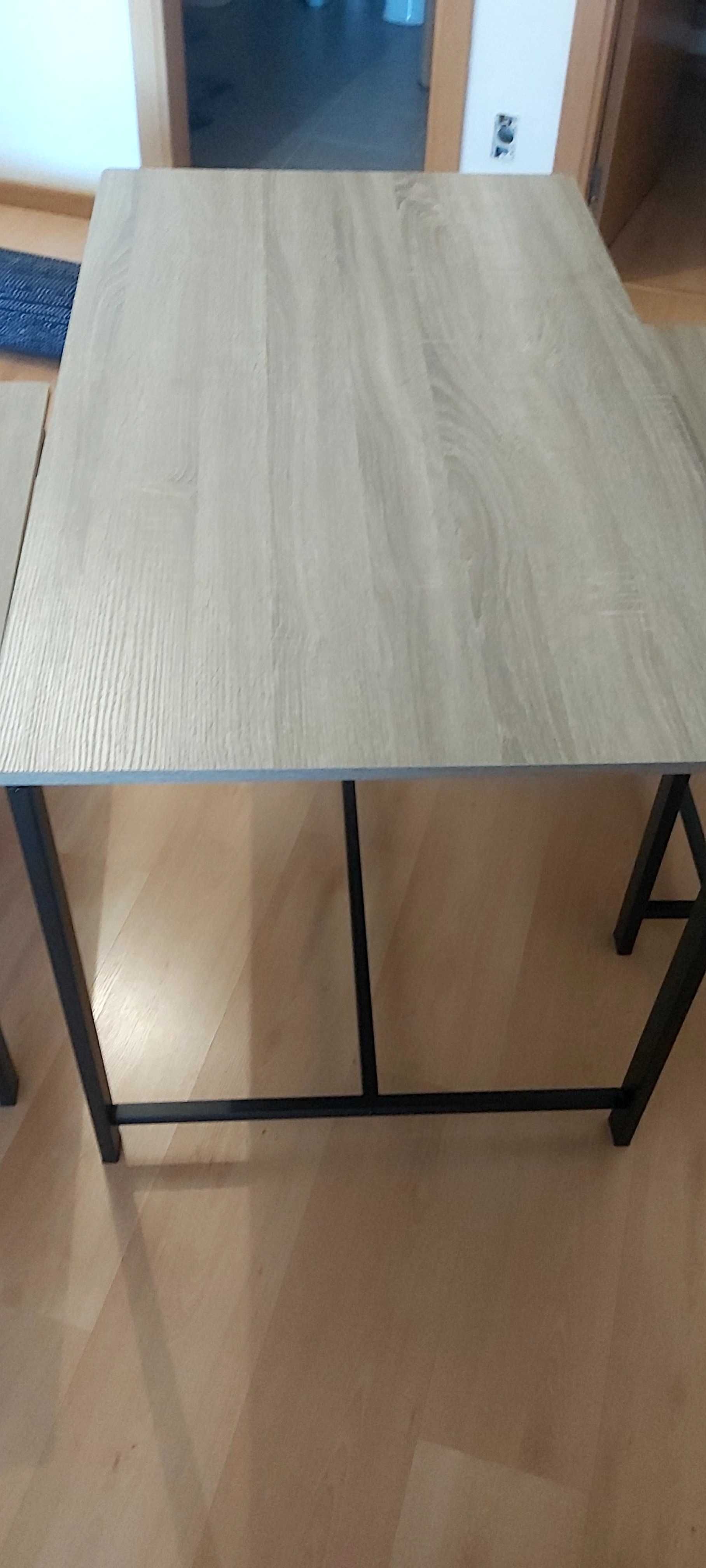Mesa de cozinha com 2 bancos...1.20m cp e 60cm de larg, mesa está nova