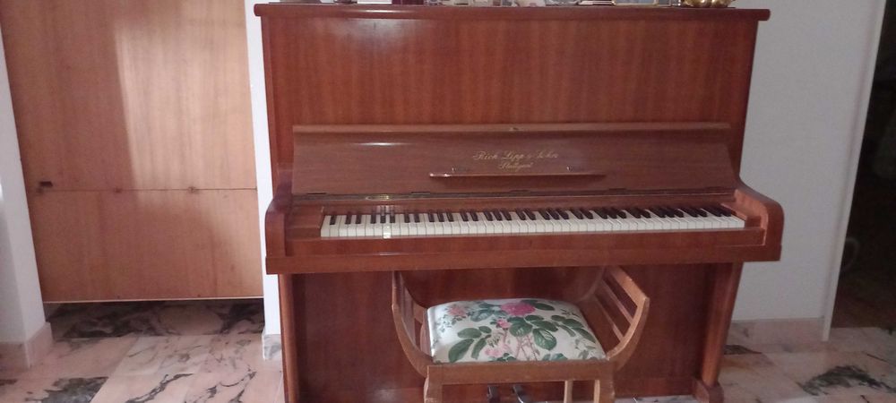 Piano vertical Rich Lipp & Sohn.