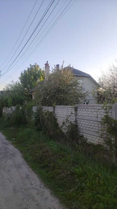 Продам 2х поверх. будинок з участком  10 сот.біля метро Перемога