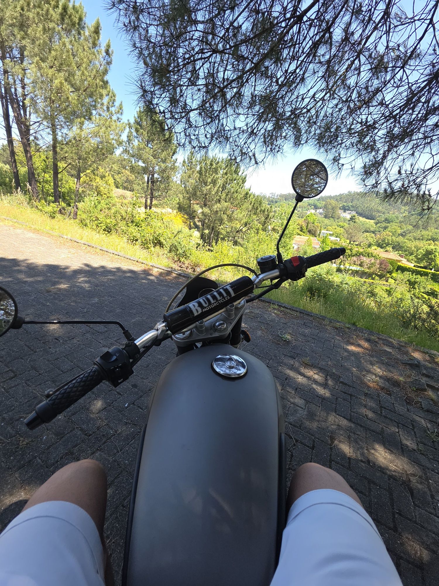 Bullit Hero 125cc + Capacete