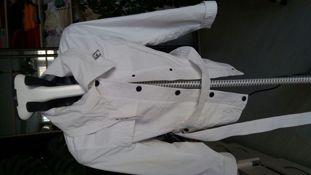 Продам женскую ветровку и куртку.