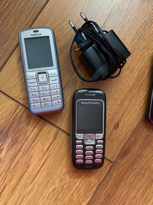 Zestaw oldschoolowych telefonów komórkowych - klasyki.