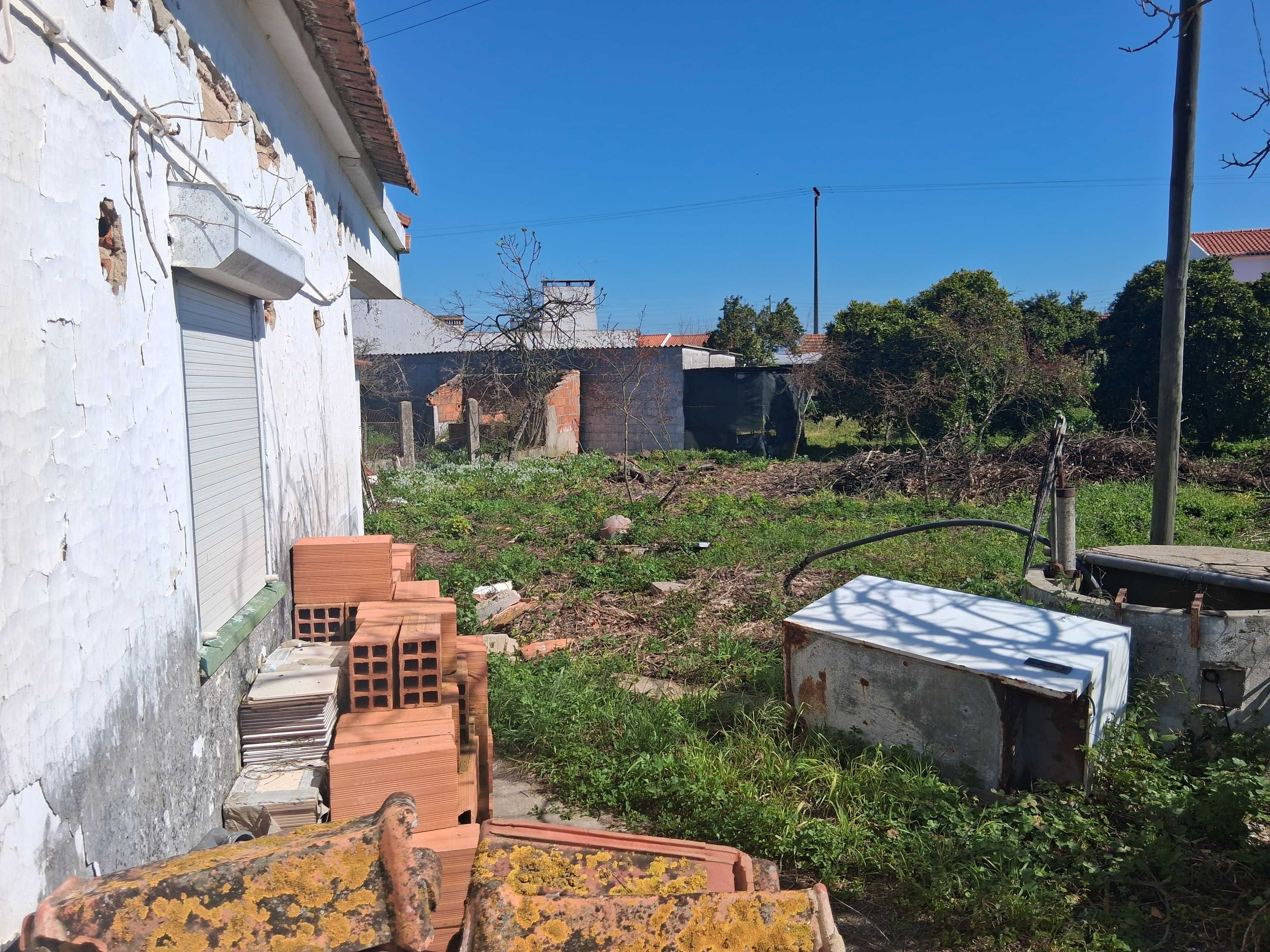 Casa térrea t3 com terreno garagem e anexos