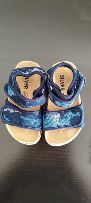 Sandálias para criança, novas.