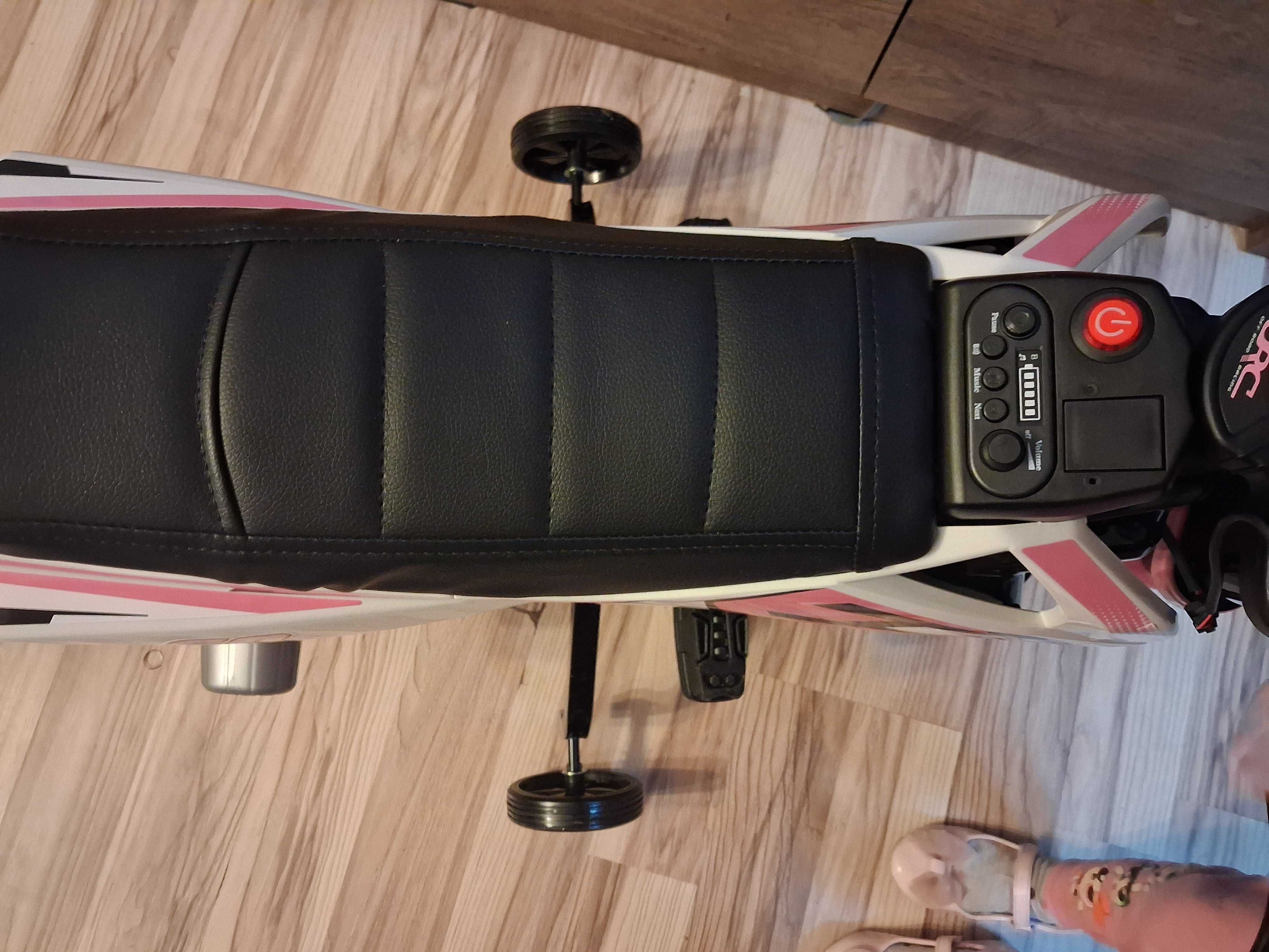 Rozowy Motor PANTONE 361C na akumulator dla dzieci Różowy + Panel audi