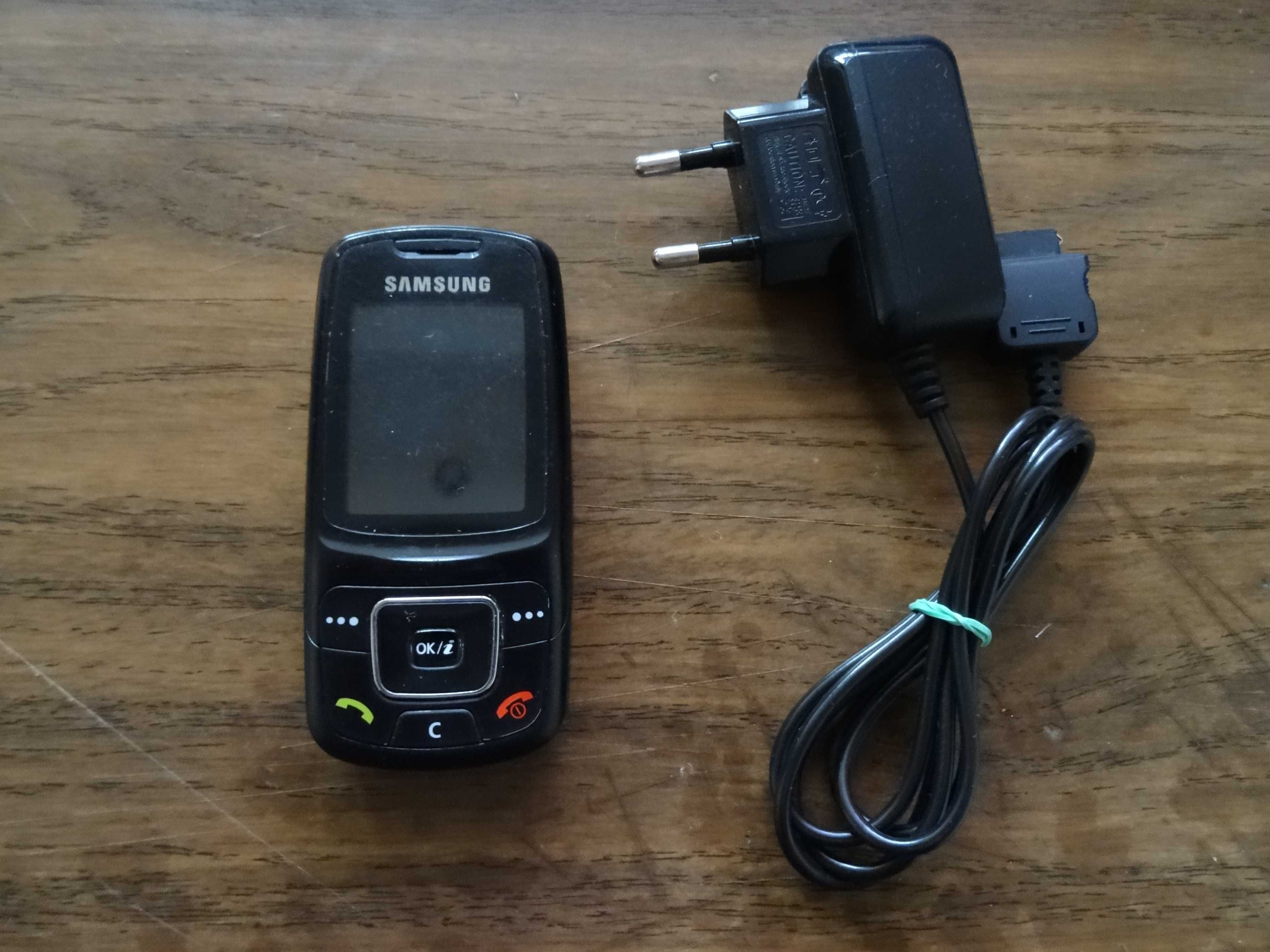 Мобильный телефон Samsung SGH-C300 в комплекте с зарядкой.