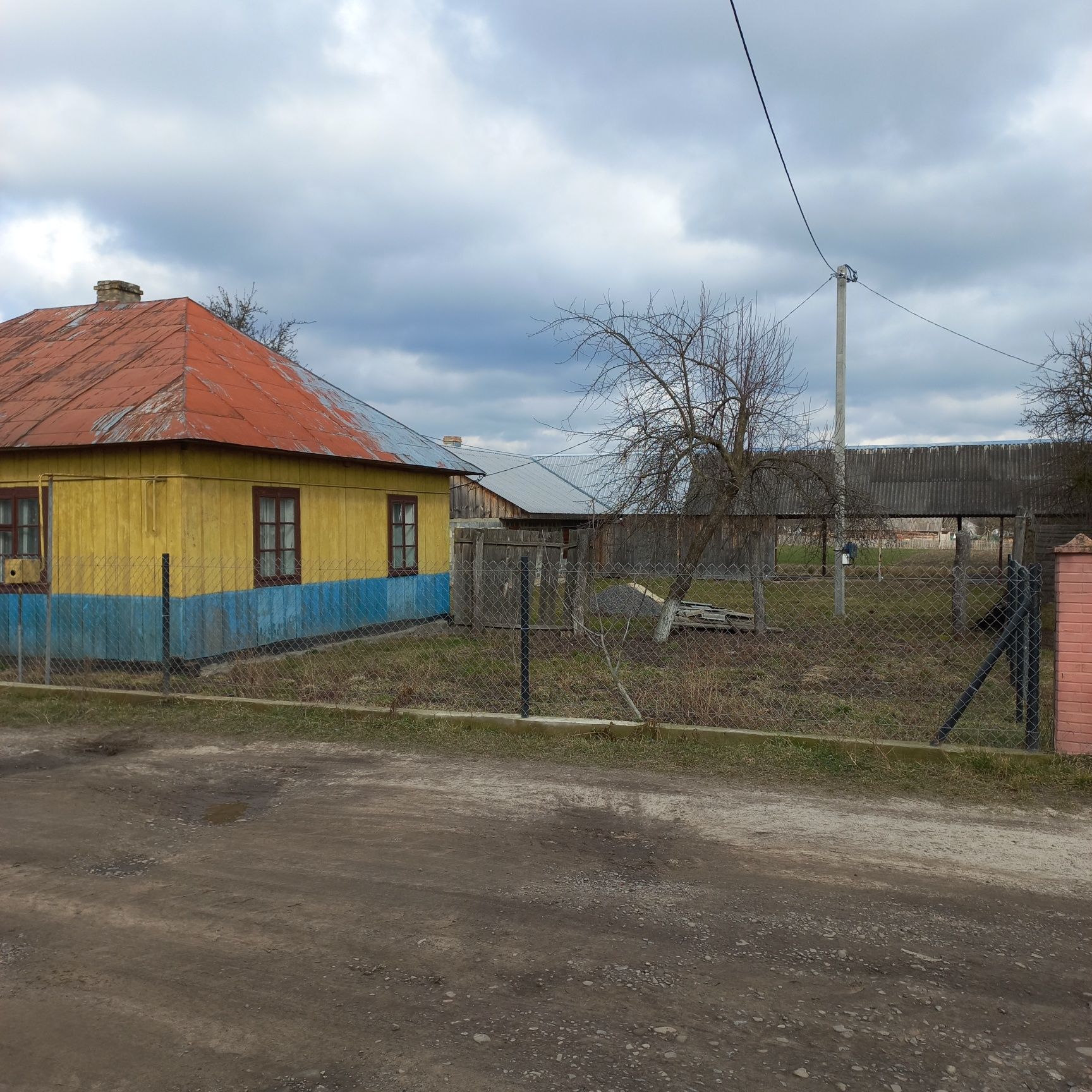 Будинок із земельною ділянкою