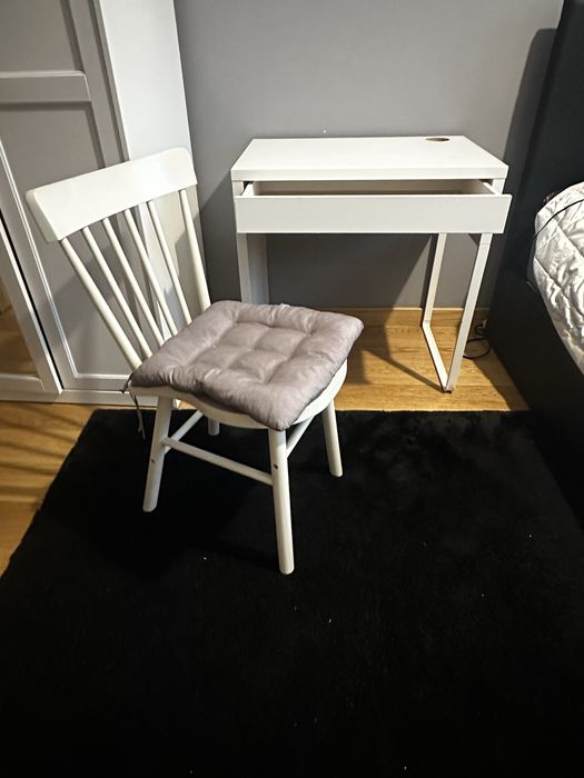 Białe drewniane krzesło