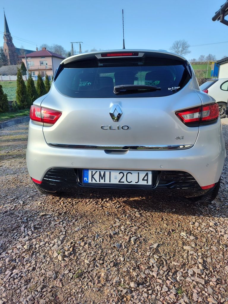 Clio IV  czerwone wnętrze