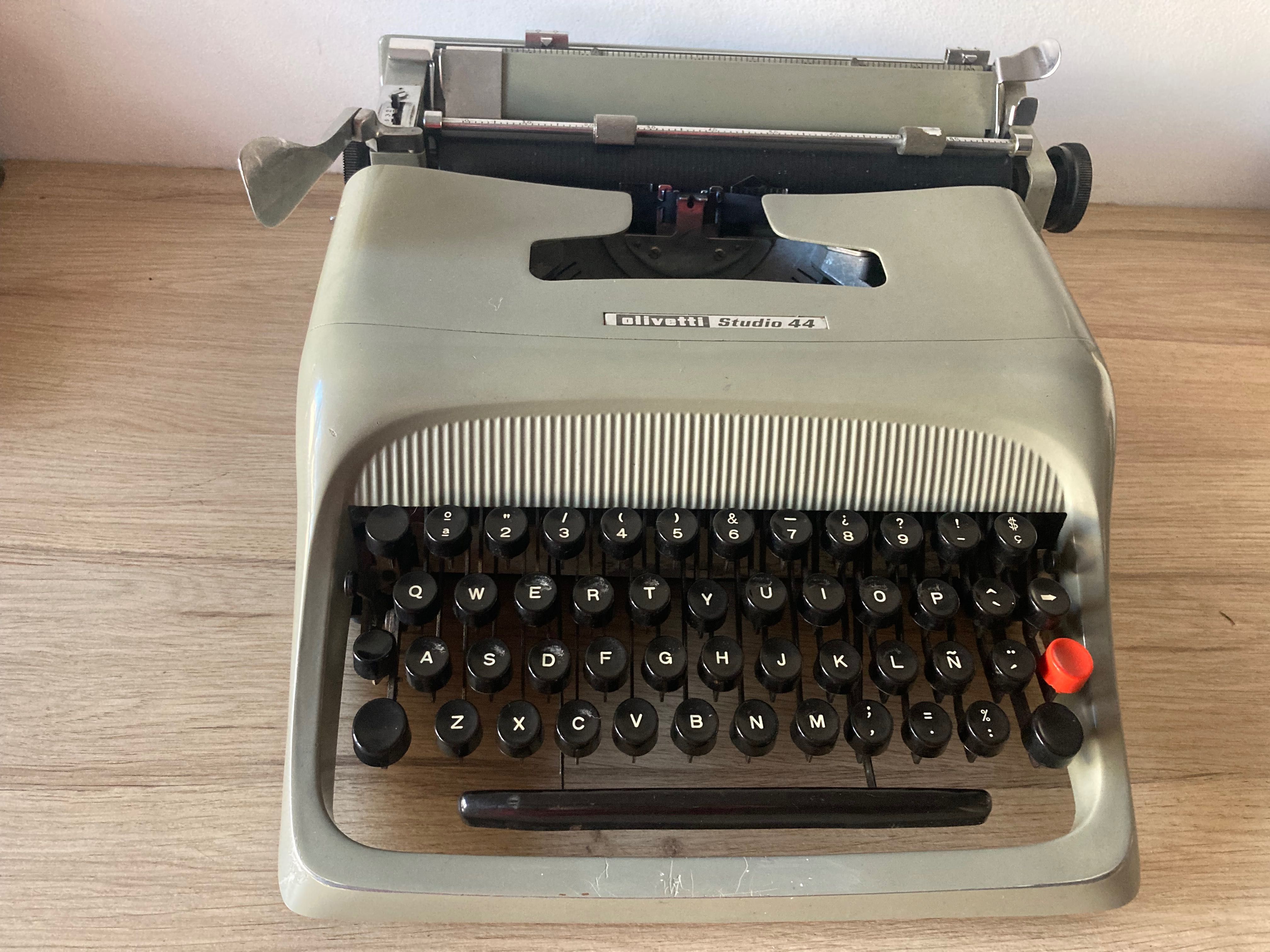 Máquina de escrever  *  Olivetti