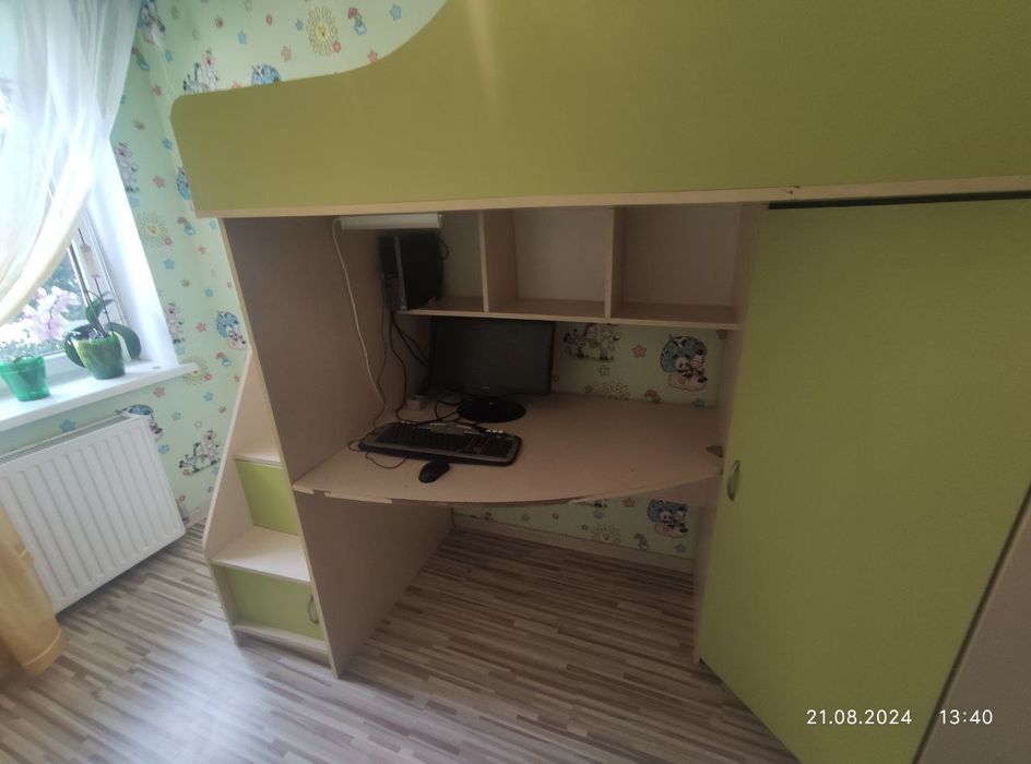 Дитяче ліжко горище з столом, кутовою шафою і сходами комодом