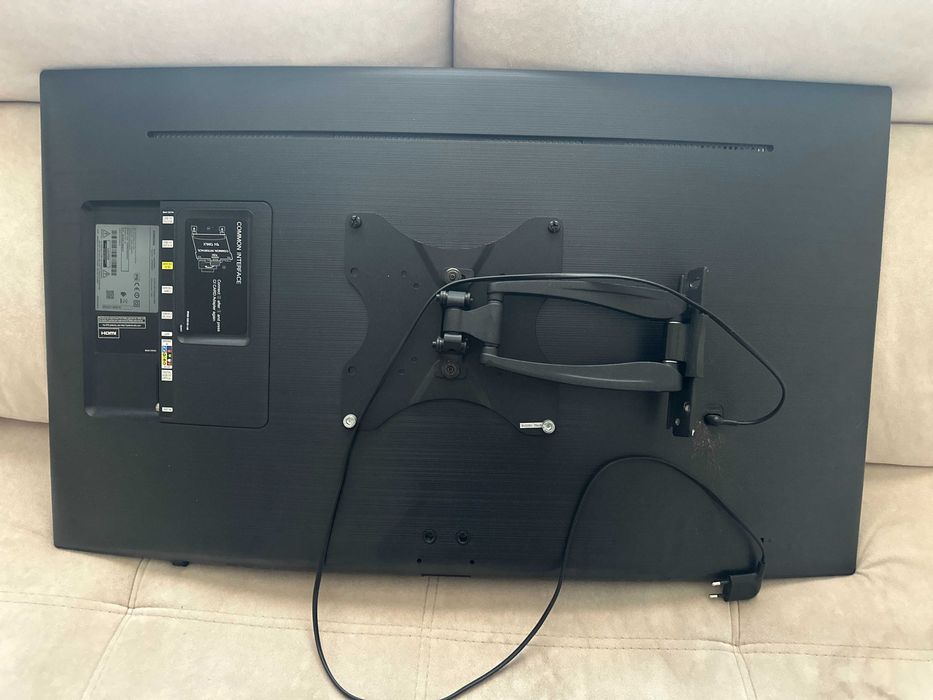 Samsung Smart TV 40'' + Suporte de Parede + 2 Comandos – Ótimo Estado!