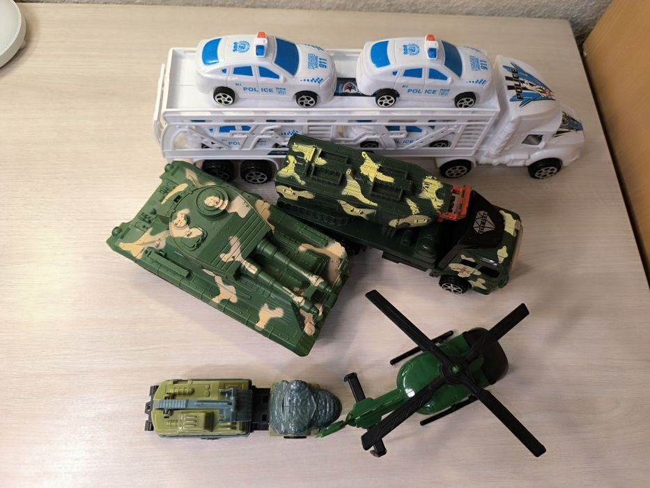 Іграшки машини, автобуси, військові