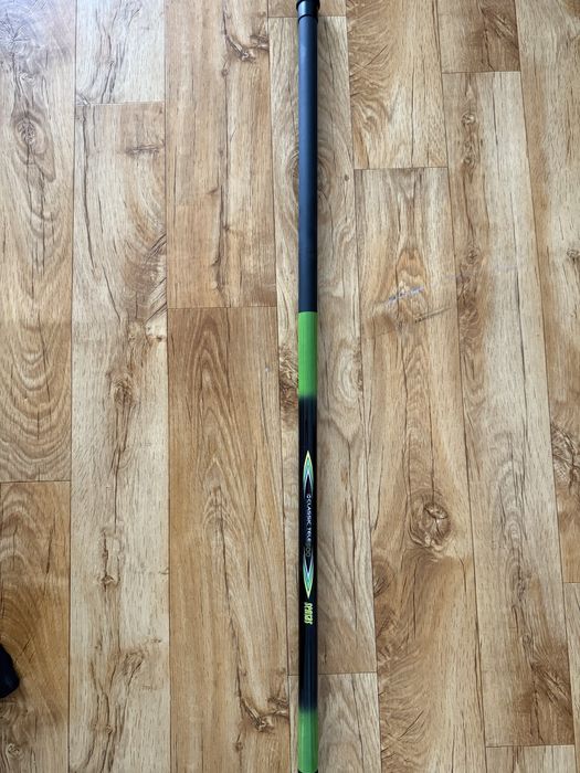 Sprzęt wedkarski nowy bat i wedki z kołowrotkami