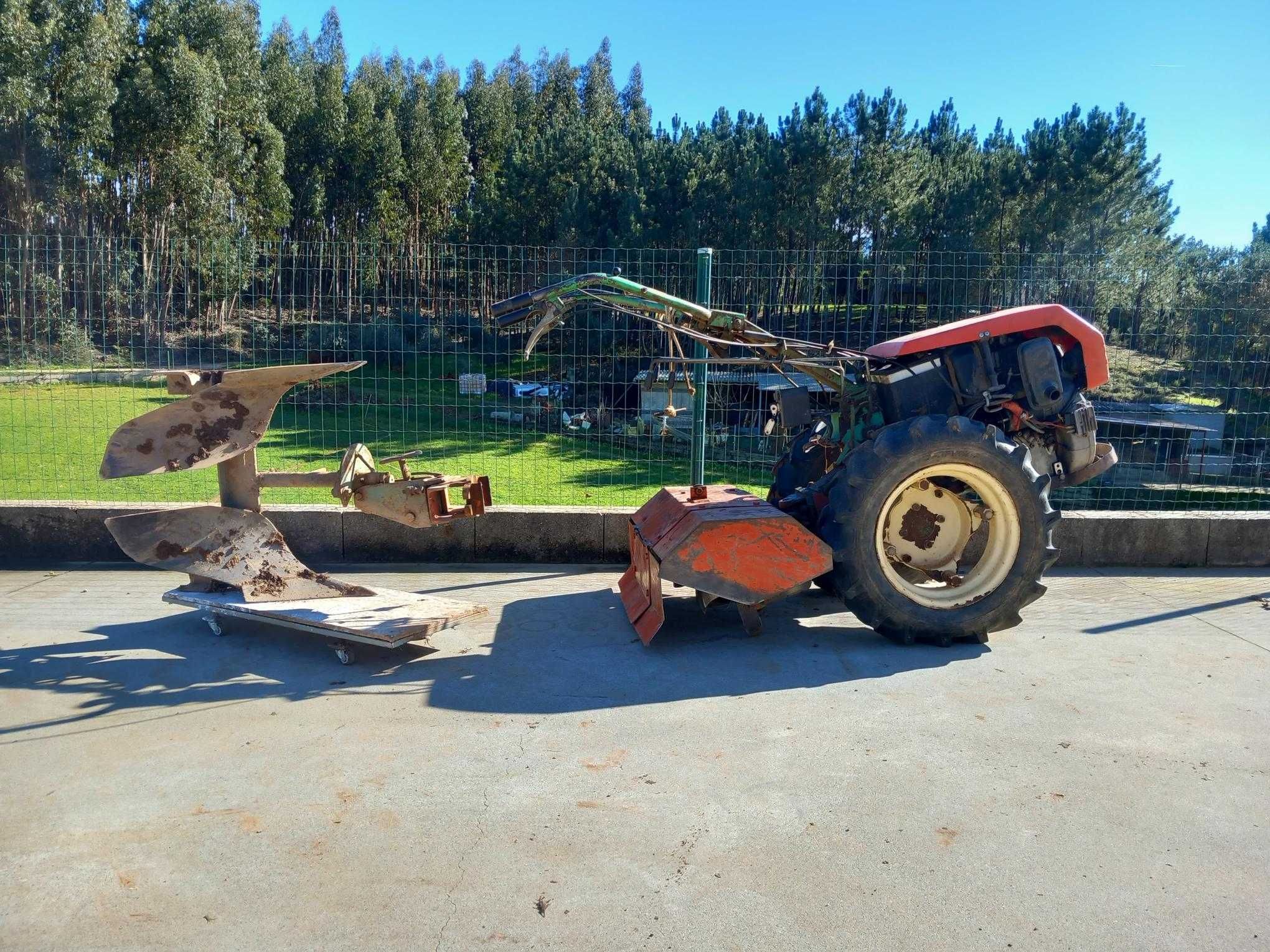 Motocultivador com reboque Charrua e frese