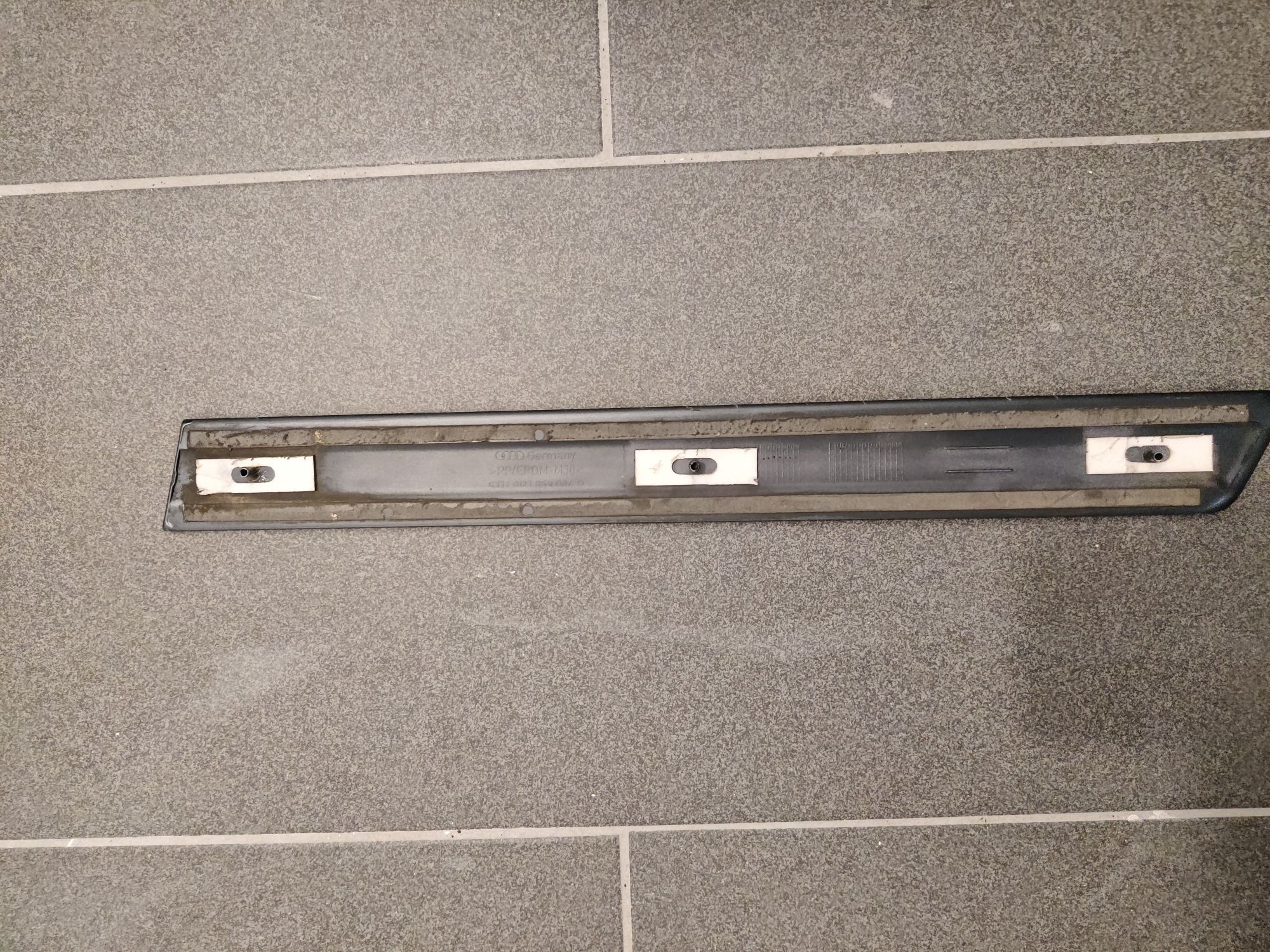 Listwy boczne prawa strona lx7z Audi a3 8p 3 drzwi