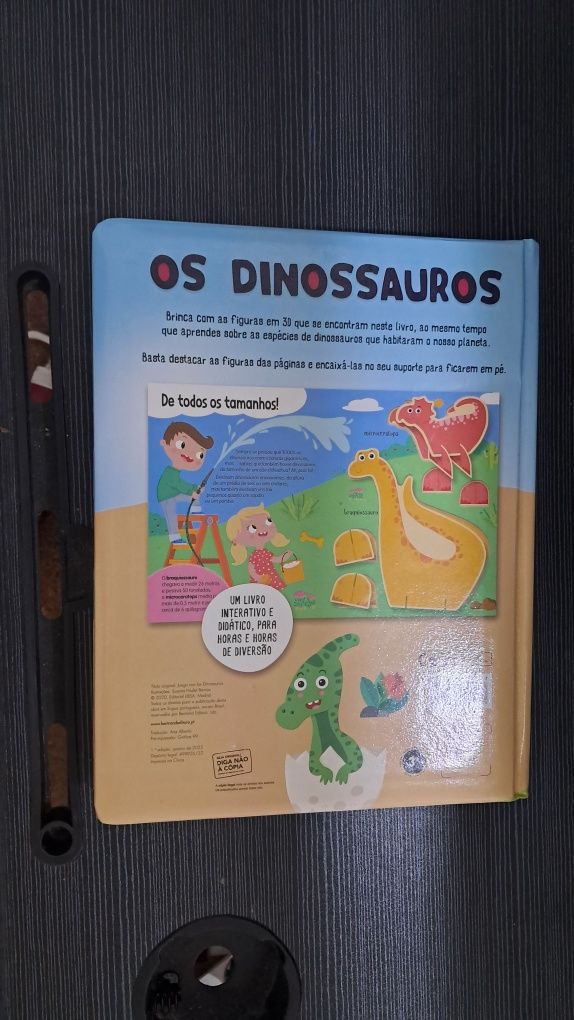 Livro de dinossauros com atividades