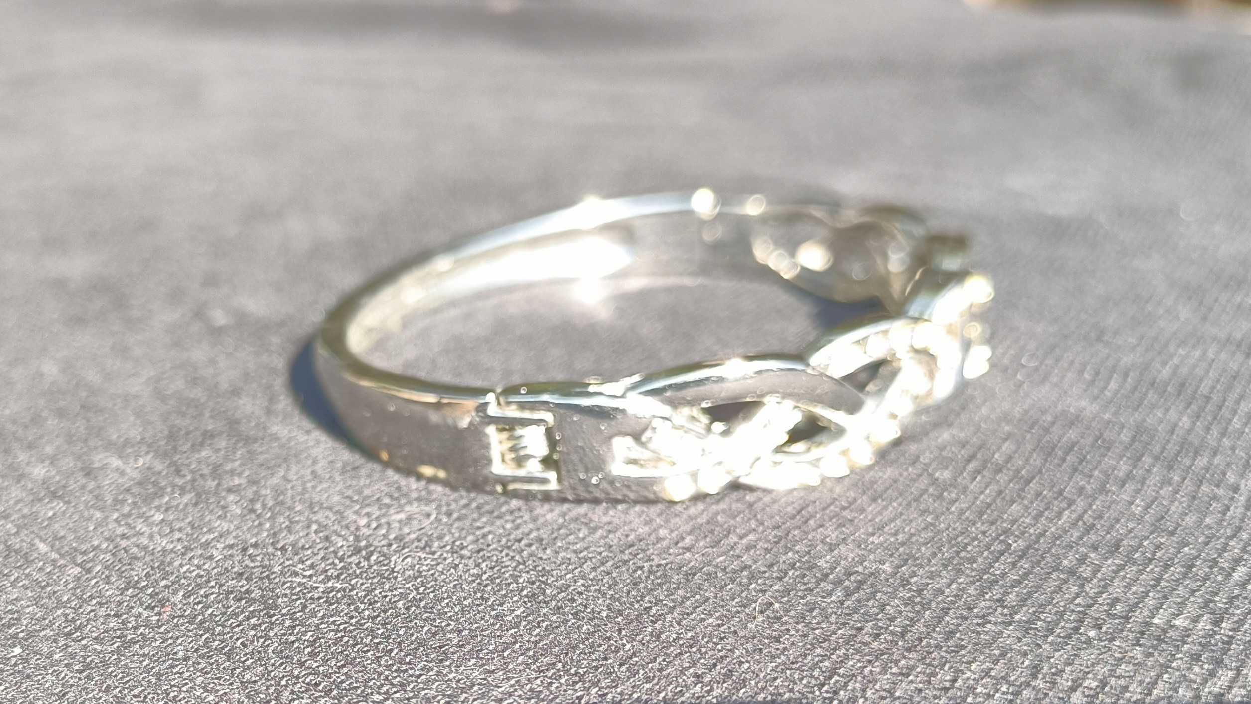 Pulseira metal prateado e pedras