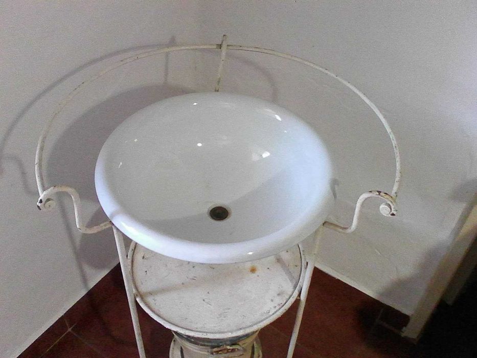 Lavatório antigo com balde