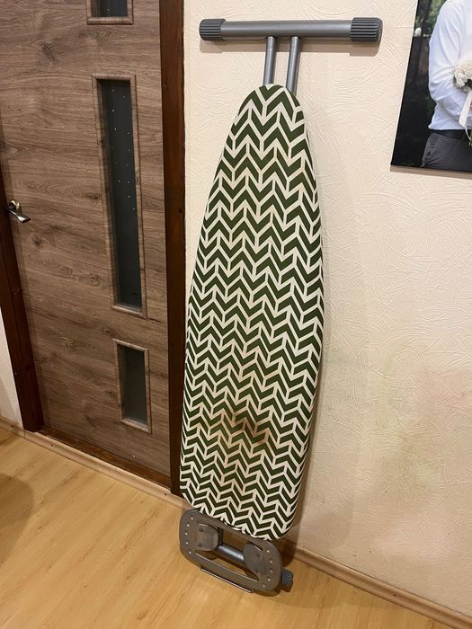 Гладільна дошка з розеткою