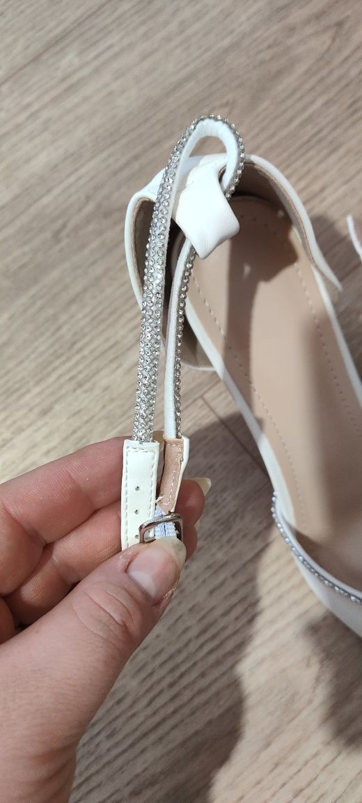 Buty białe na słupku
