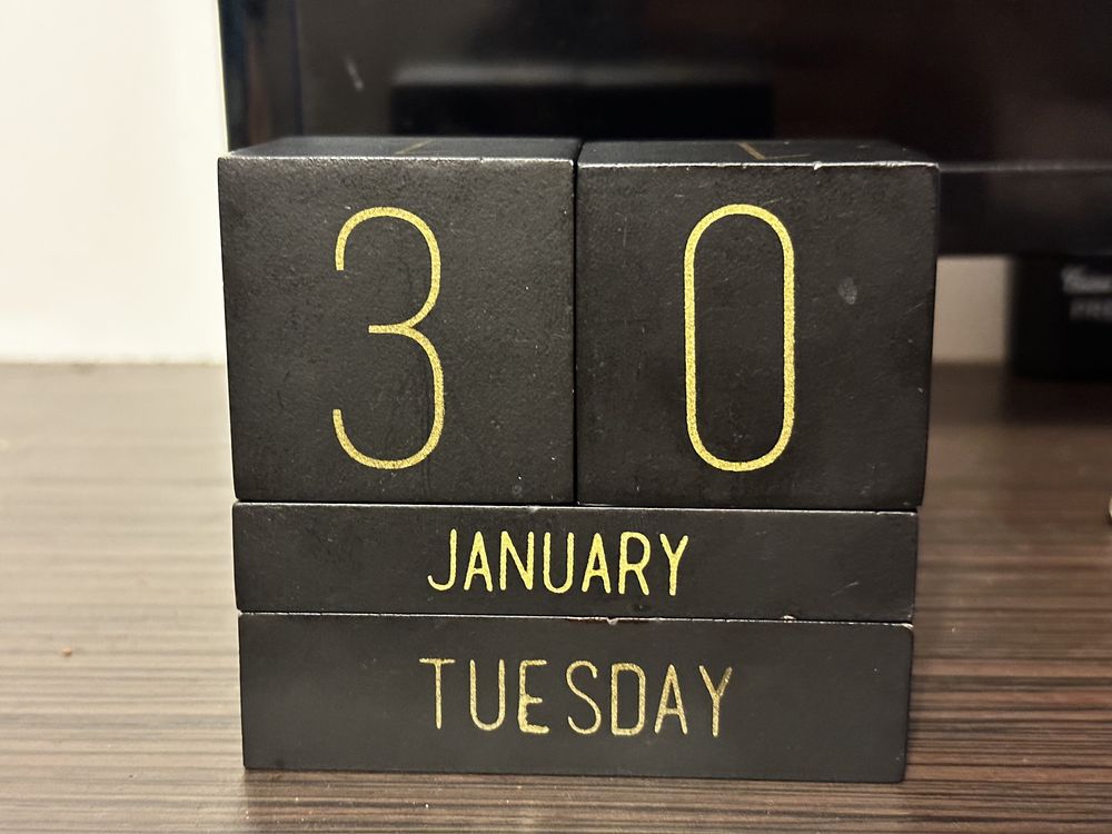 Czarny wieczny kalendarz na biurko