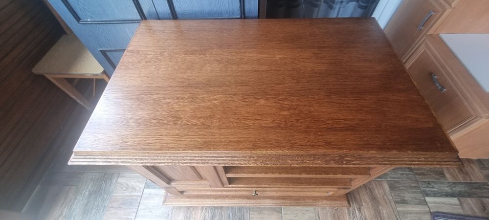 Sprzedam komodę dębową.