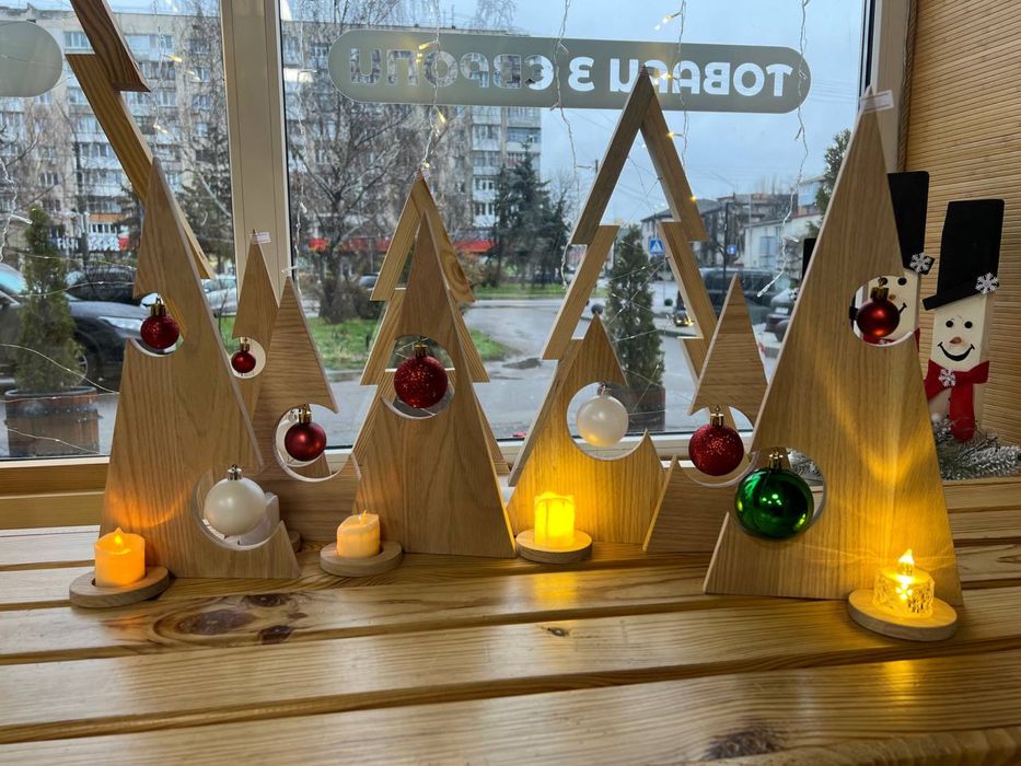 Ялинка з прикрасами, новорічний декор, ручна робота з дерева