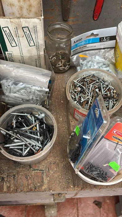 parafusos , porcas , anilhas , vedantes de varios tamanhos