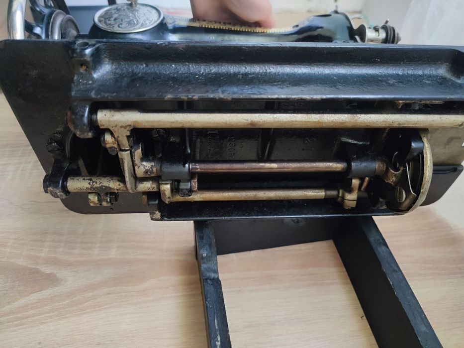 Zabytkowa maszyna do szycia Singer Rekwizyt historyczny 1930 rok