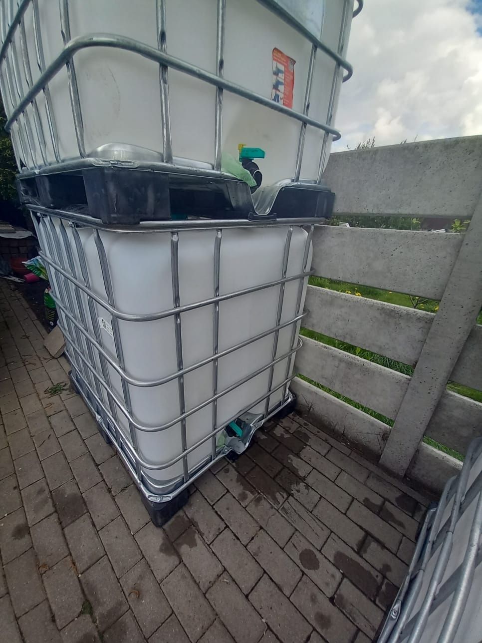 Zbiornik na wodę po spożywce jak nowe na plastikowych paletach