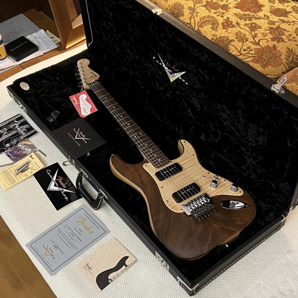 Fender custom shop Walnut Top Artisan Stratocaster