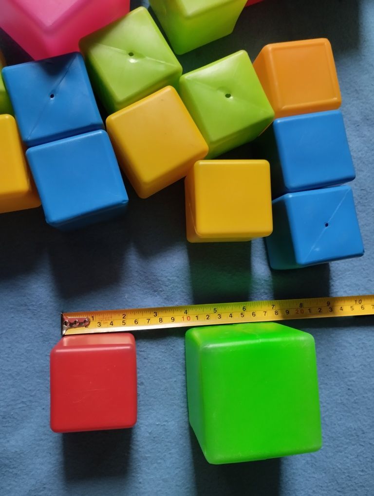 Легкі пластмасові кубики