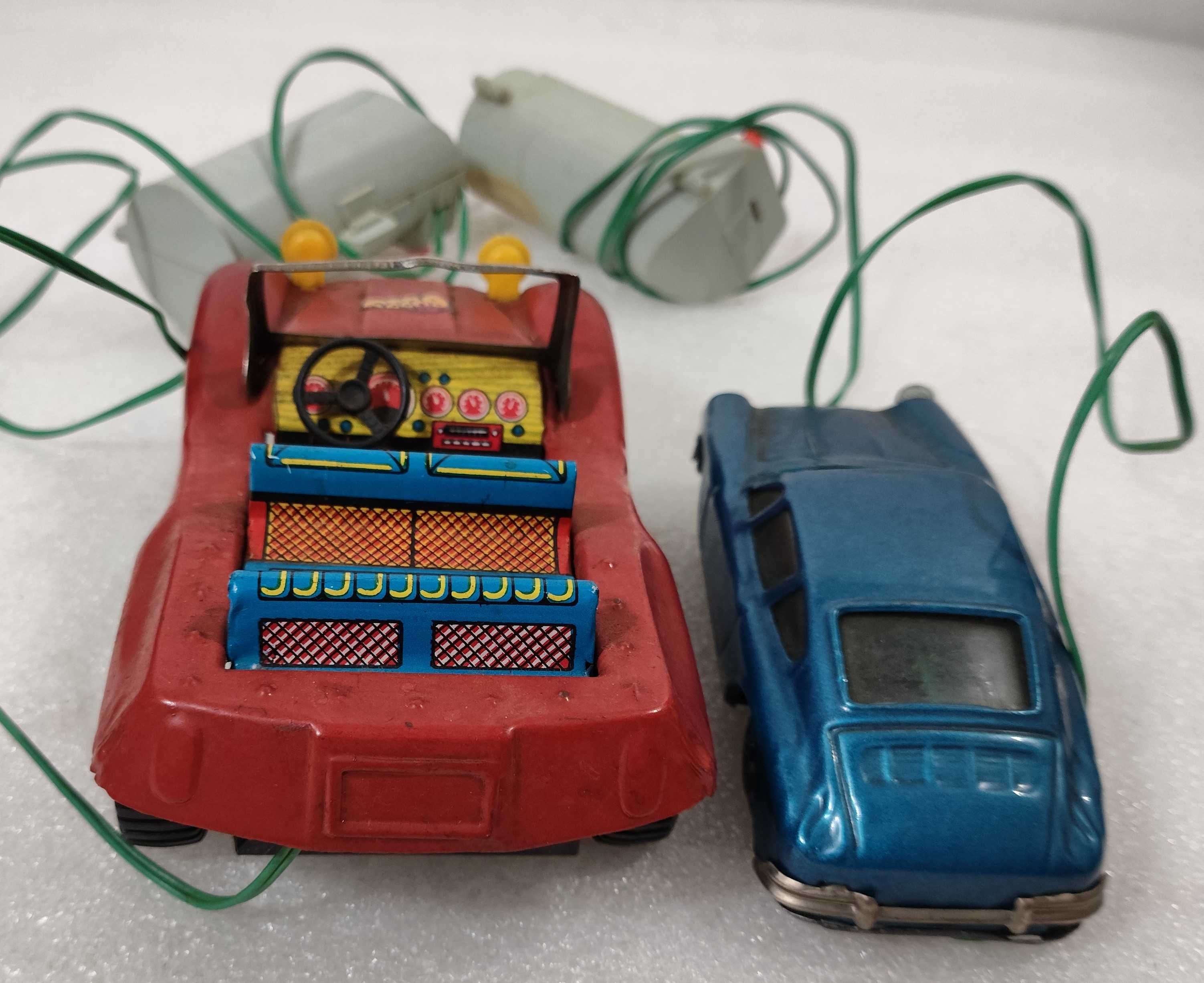 2 carrinhos de metal com comando a pilhas - Made in Japan