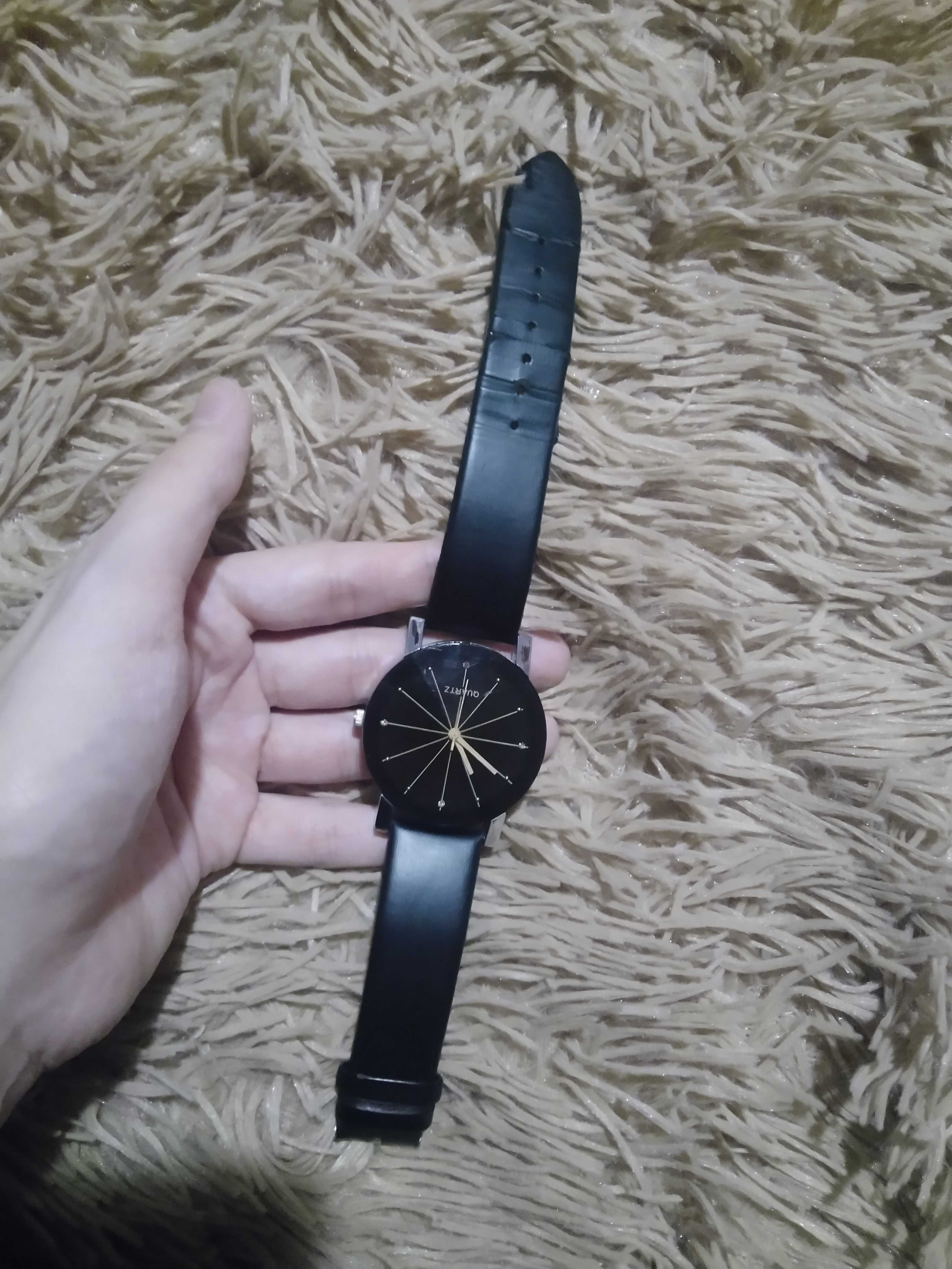 Чорний годинник Quartz