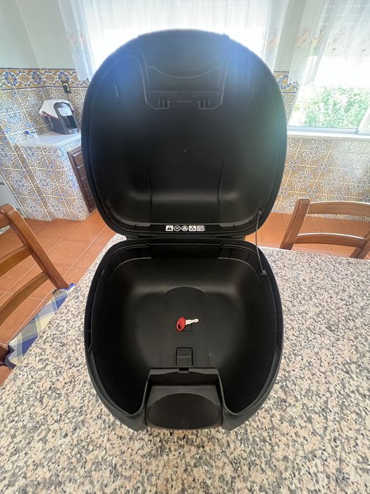 Mala de mota para guardar o capacete , fechada com chave
