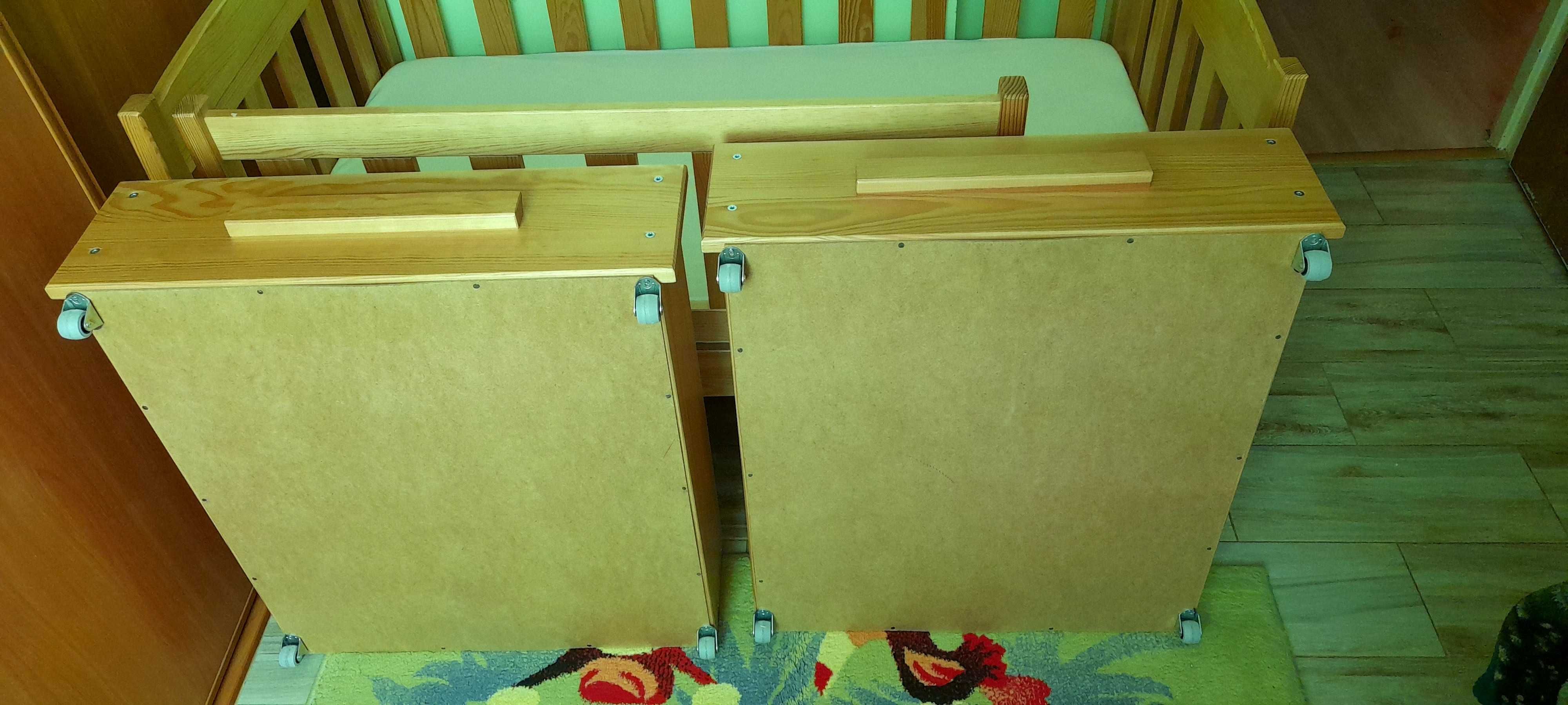 Łóżeczko dziecięce z drewna sosnowego z szufladami i materacem.