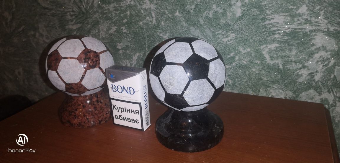 Футбольний м'яч діаметром 22 см, виготовлений з габро-граніту.