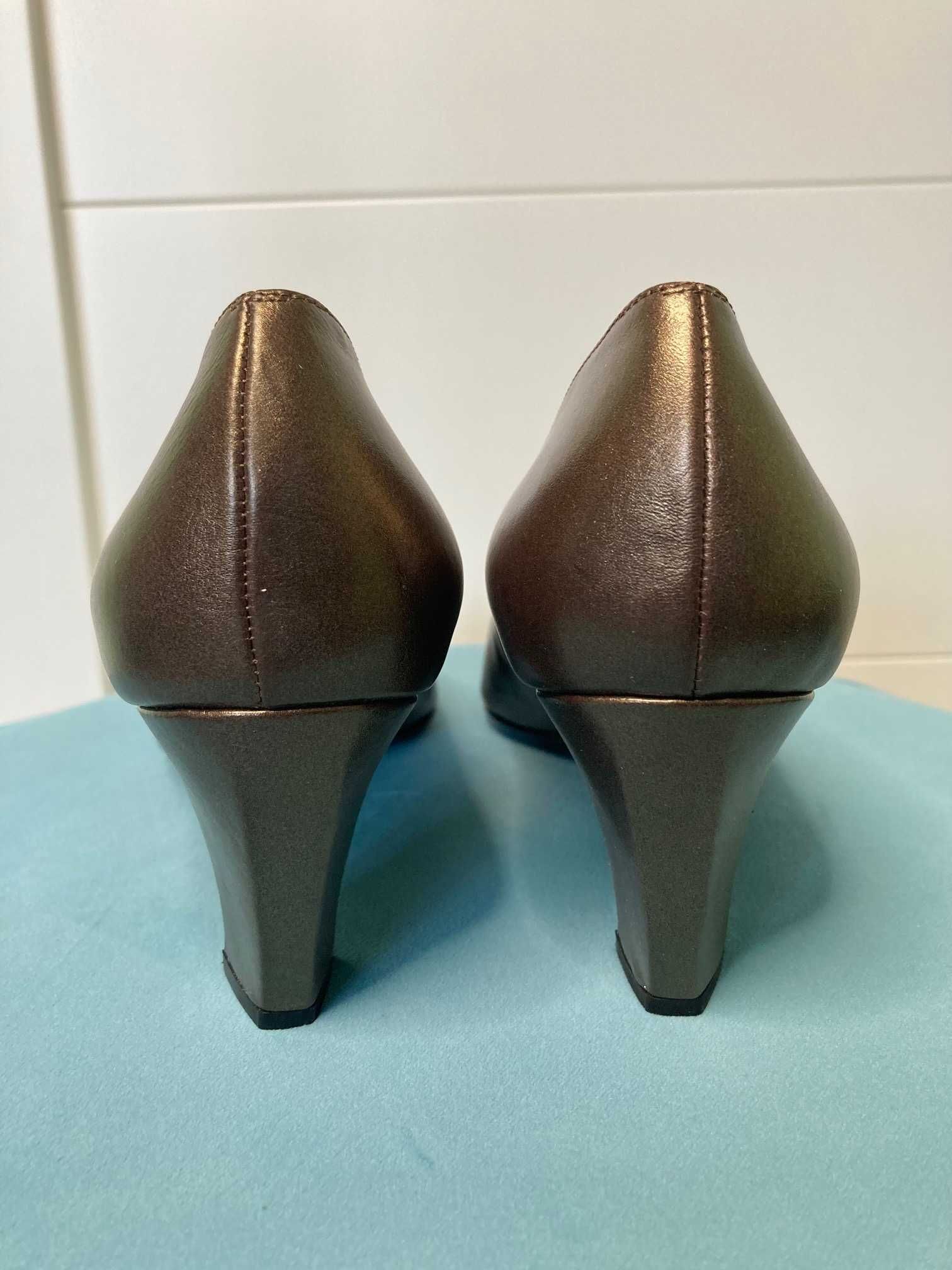 Nowe brązowe metaliczne buty czółenka Stuart Weitzman luksus 36