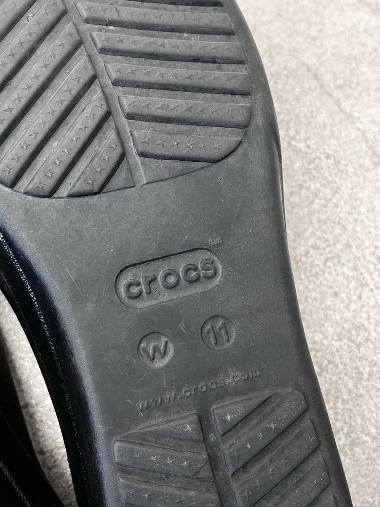 klapki crocs Sanrah Strappy Wedge 204010 czarne