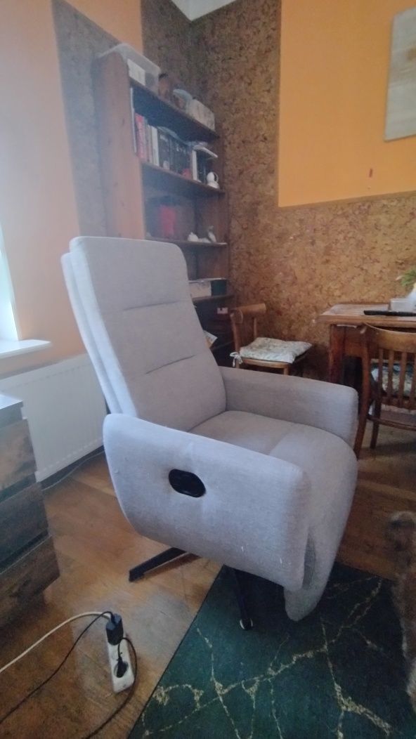Fotel Z Podnóżkiem.