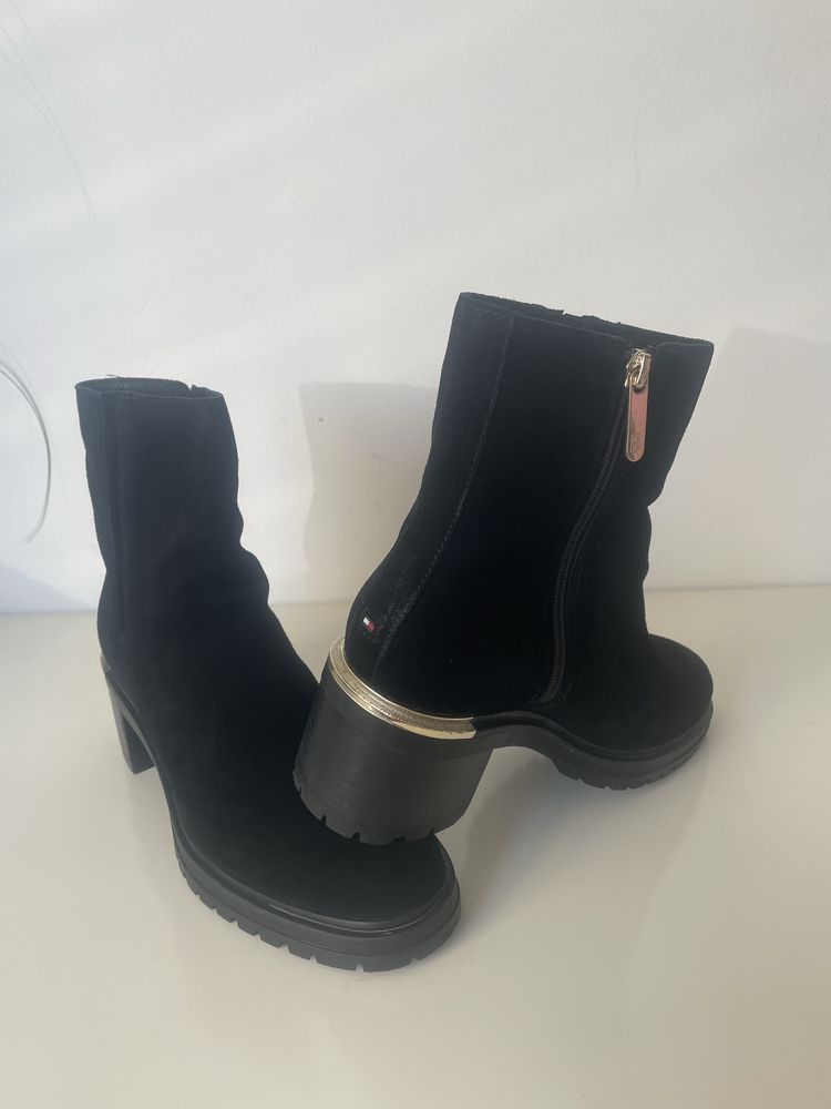Tommy Hilfiger zamszowe botki mid heel r. 40