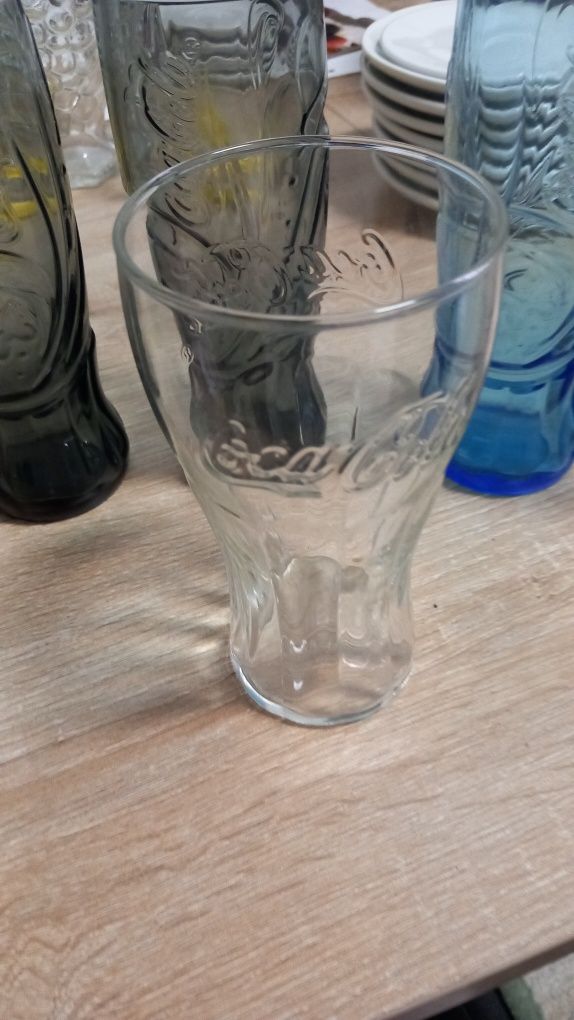 Vários copos Coca Cola