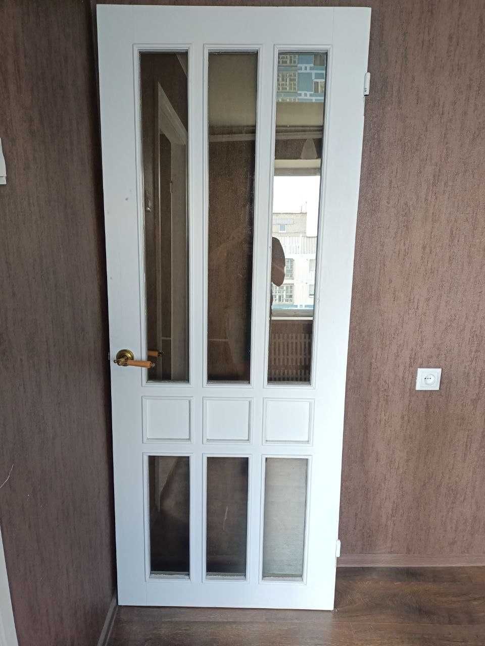 Продам межкомнатные двери б/у Ясень, договорная,  недорого.
